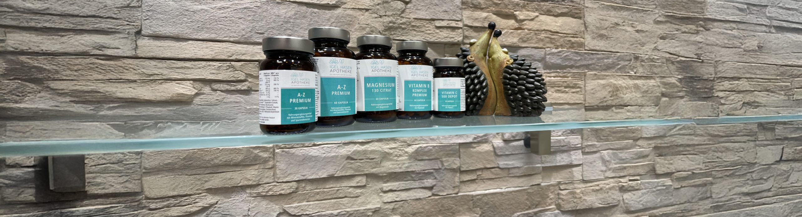 Verschiedene Nahrungsergänzungsmittel in der Igel-Hasen-Apotheke