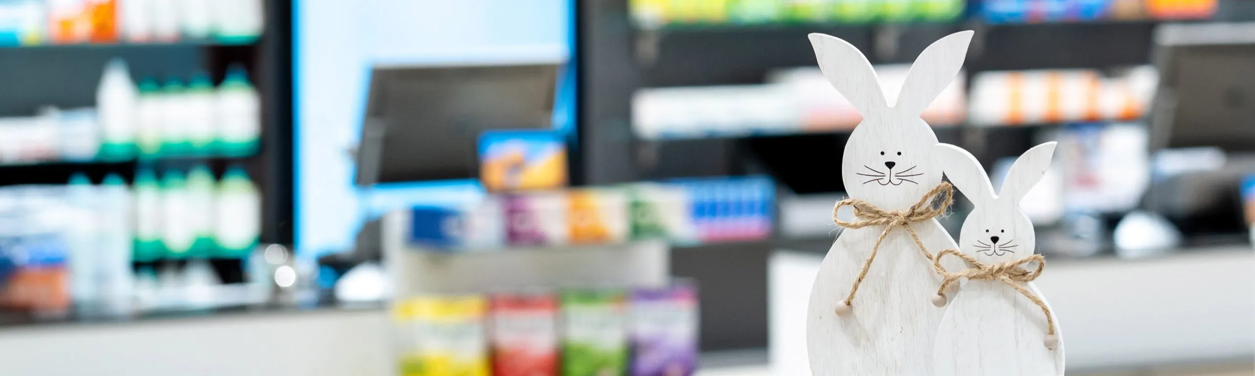 Dekohase vor der unscharfen Verkaufstheke der Igel-Hasen-Apotheke