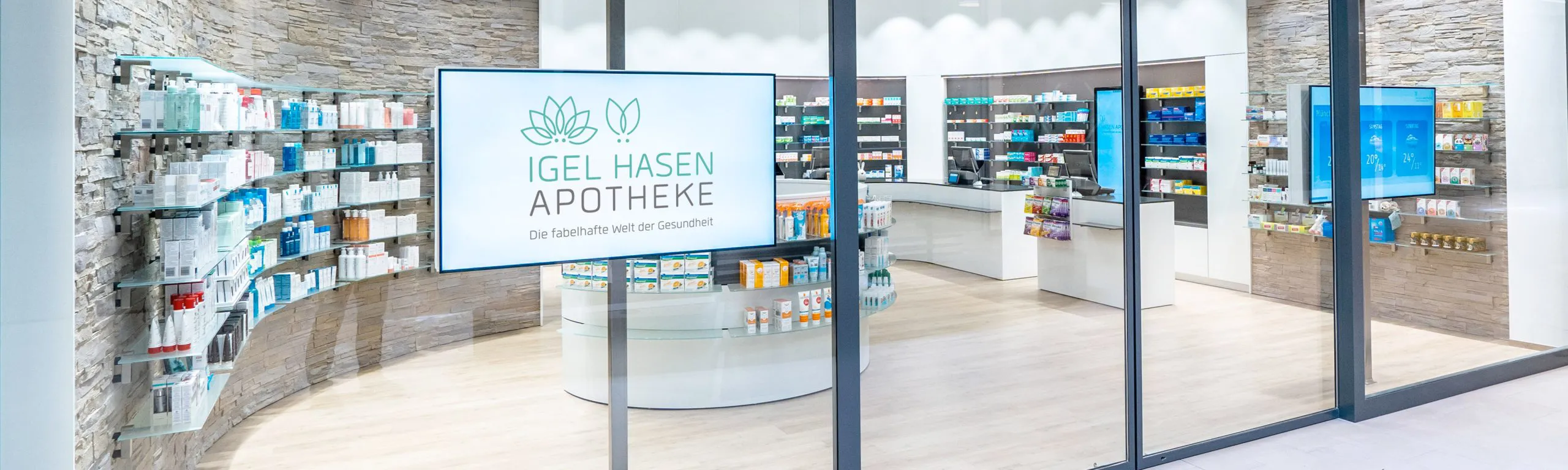 Eingang der Igel Hasen Apotheke mit modernem Verkaufsraum und Produktauslage